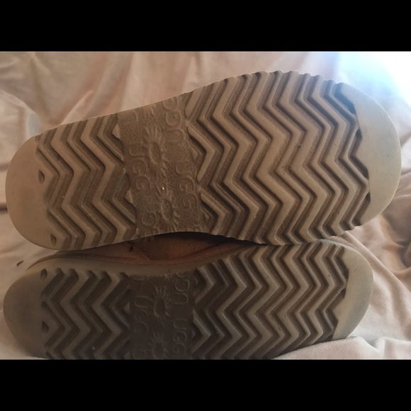UGGS - Picture 4 of 5